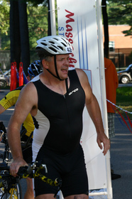 cyclist-with-back-pain-during-triathlon-by-PTWithy.jpg