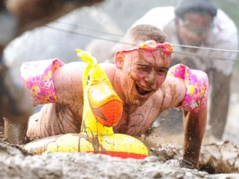 Mud runs are FUN! Lots of people bring costumes and/or props -- but you don't have to. Here's what to expect at your first mud run. 