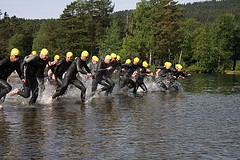 triathlon-mass-swimming-start-by-daG.jpg